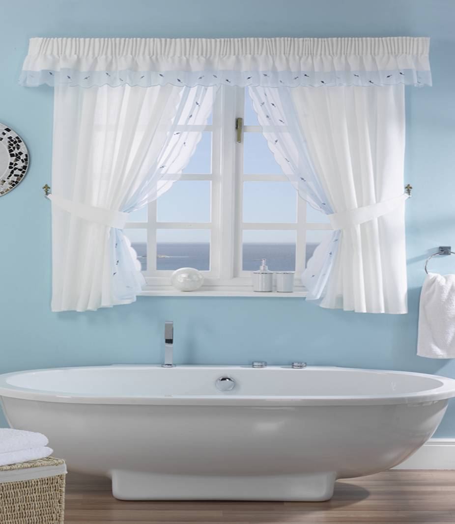 Шторка ванной фото. Штора для ванной комнаты. Шторки в ванную на окно. Занавески в ванной комнате на окно. Тюль в ванную на окно.