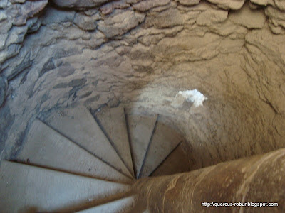 Bajando las escaleras de la torre del Templo de la Santa Cruz
