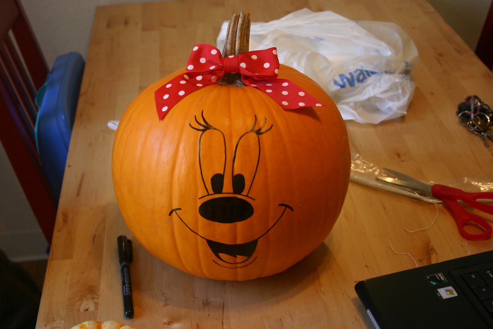 honeybee-vintage-minnie-mouse-pumpkin