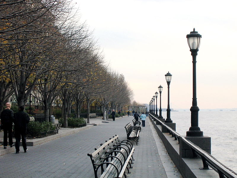 [800px-The_Esplanade_in_Battery_Park_November_2003_New_York_City.jpg]