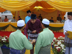 Penghormatan Menyampaikan Buku Haji Muda Kepada DYMM Sultan Selangor Sept 2009