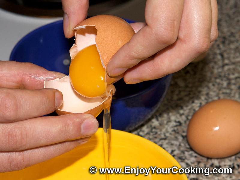 Смазать тесто белком. Яичный желток. Разбитое яйцо. Яйцо пополам. Желток куриного яйца.