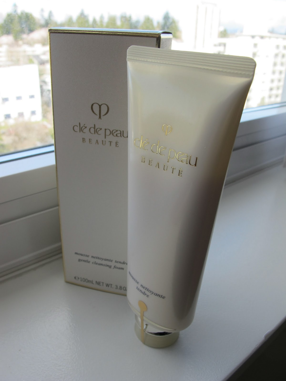 cle de peau gentle cleansing foam