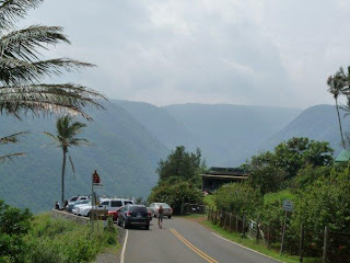 Walking to Pololu Valley Lookout