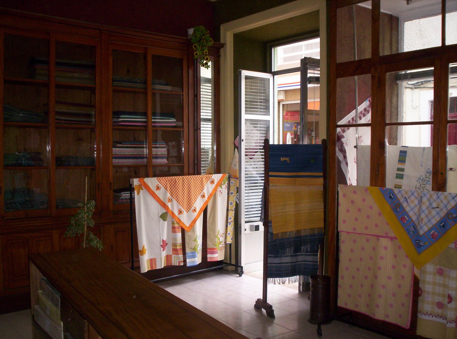 [5)...com+venda+de+tecidos+e+fazendas..jpg]