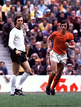 Franz Beckenbauer ( R.F.G., 1965-1977)si Johan Cruyff ( Olanda, 1966-1974)
