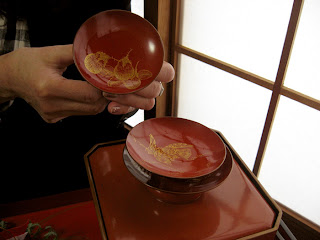 Special sake saucers, the smallest with eggplants, the medium-sized with a hawk.