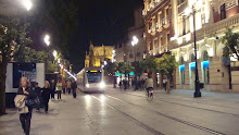 Metro-Centro pasando delante de la Catedral de Sevilla.
