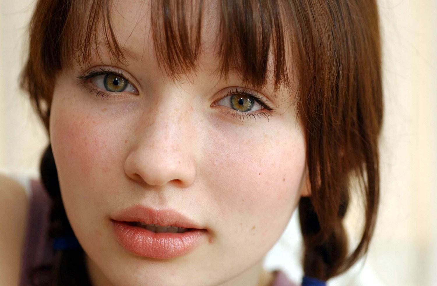 Emily Browning hot photo