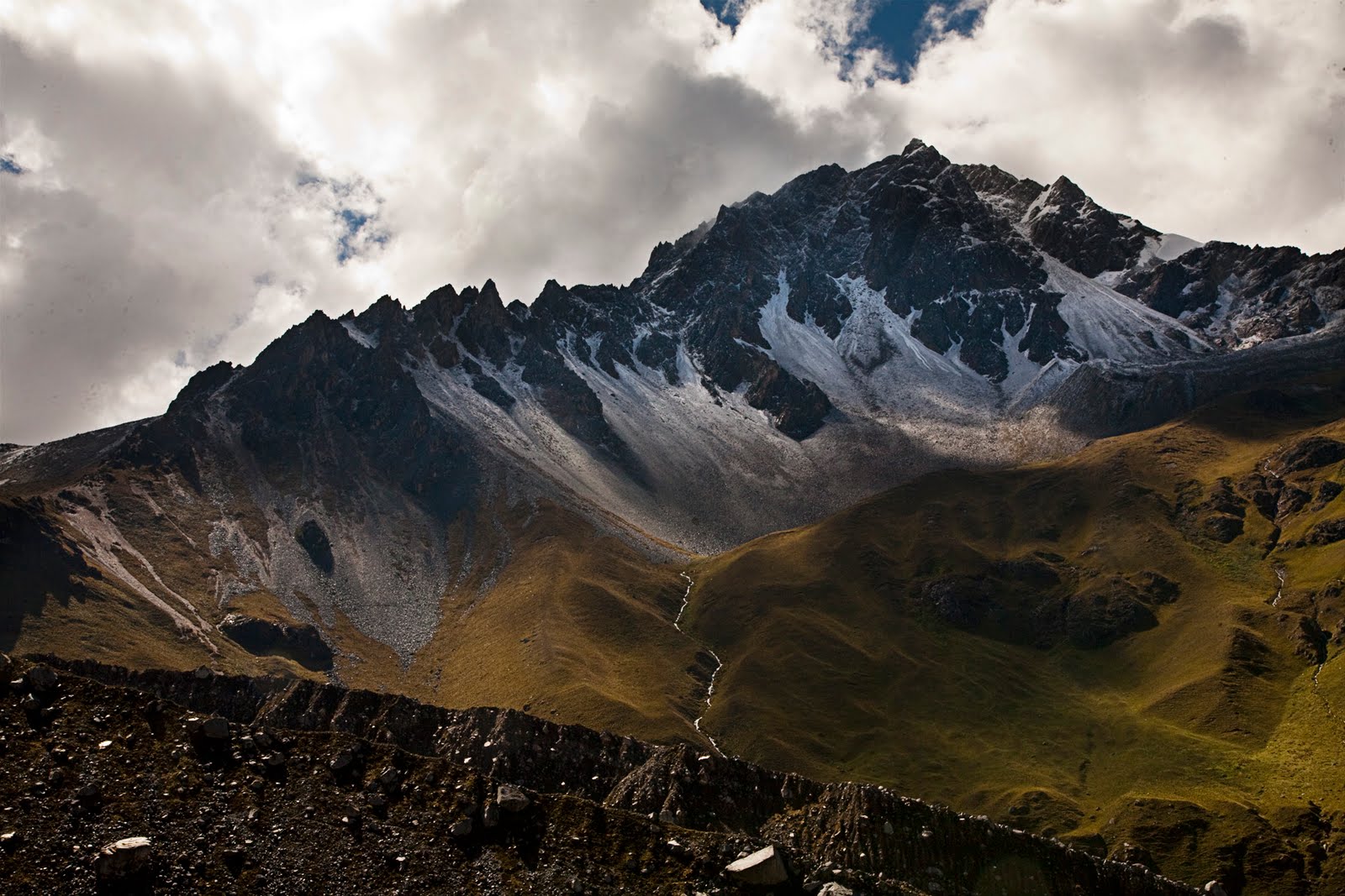 горы кордильеры. высочайшая гора перу. горы в перу пеший туризм. национальный парк уаскаран. гора уаскаран.