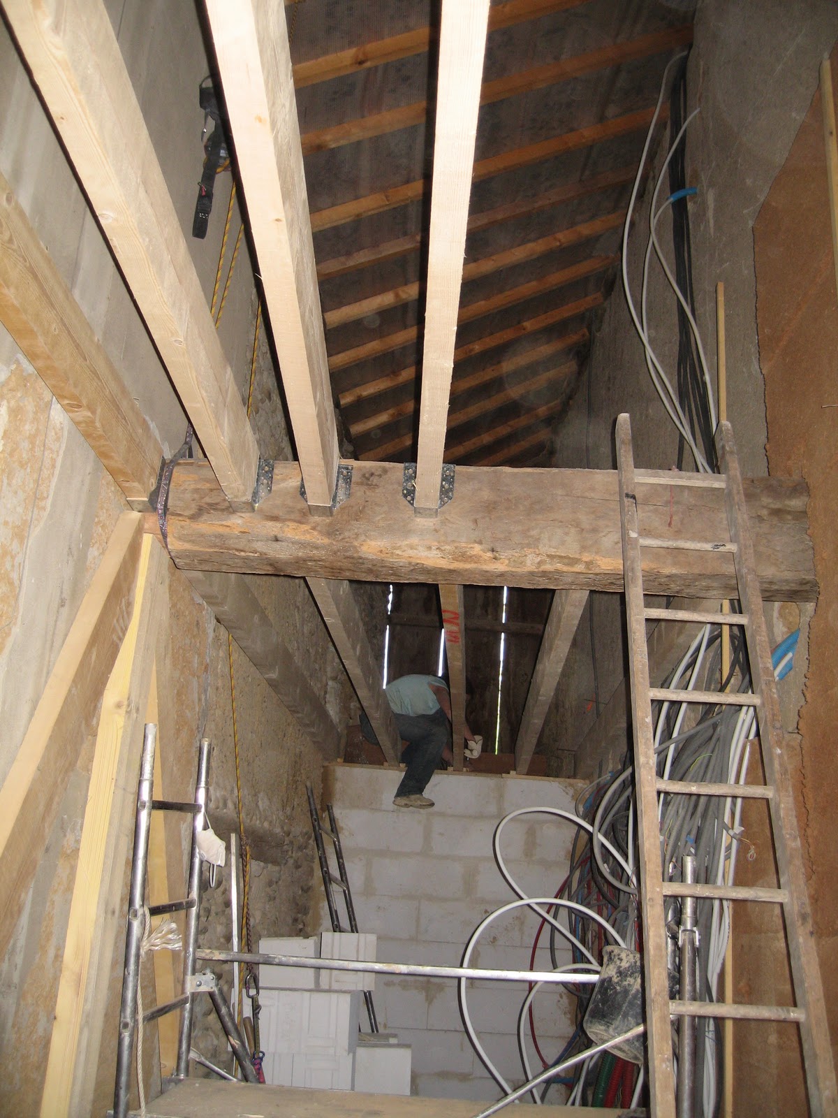 4 murs, Un toit, Et nous Plancher du cellier, ca avance!