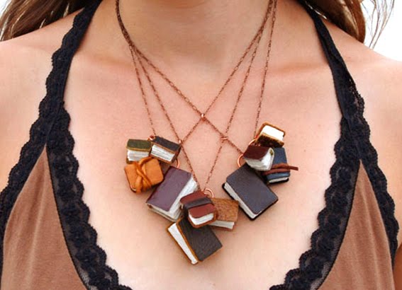 http://3.bp.blogspot.com/_6xycDQlxRpA/TI4fKrIofwI/AAAAAAAABC8/rZicZFBKGUU/s1600/book-necklace.jpg