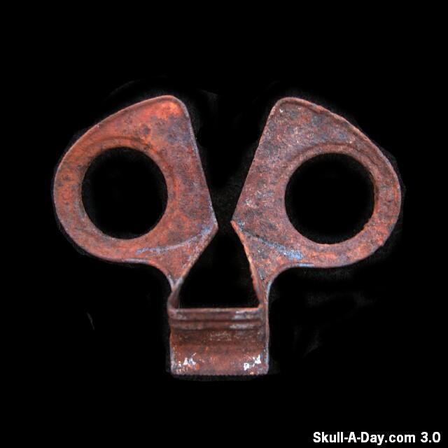 [tape+dispenser+skull.jpg]