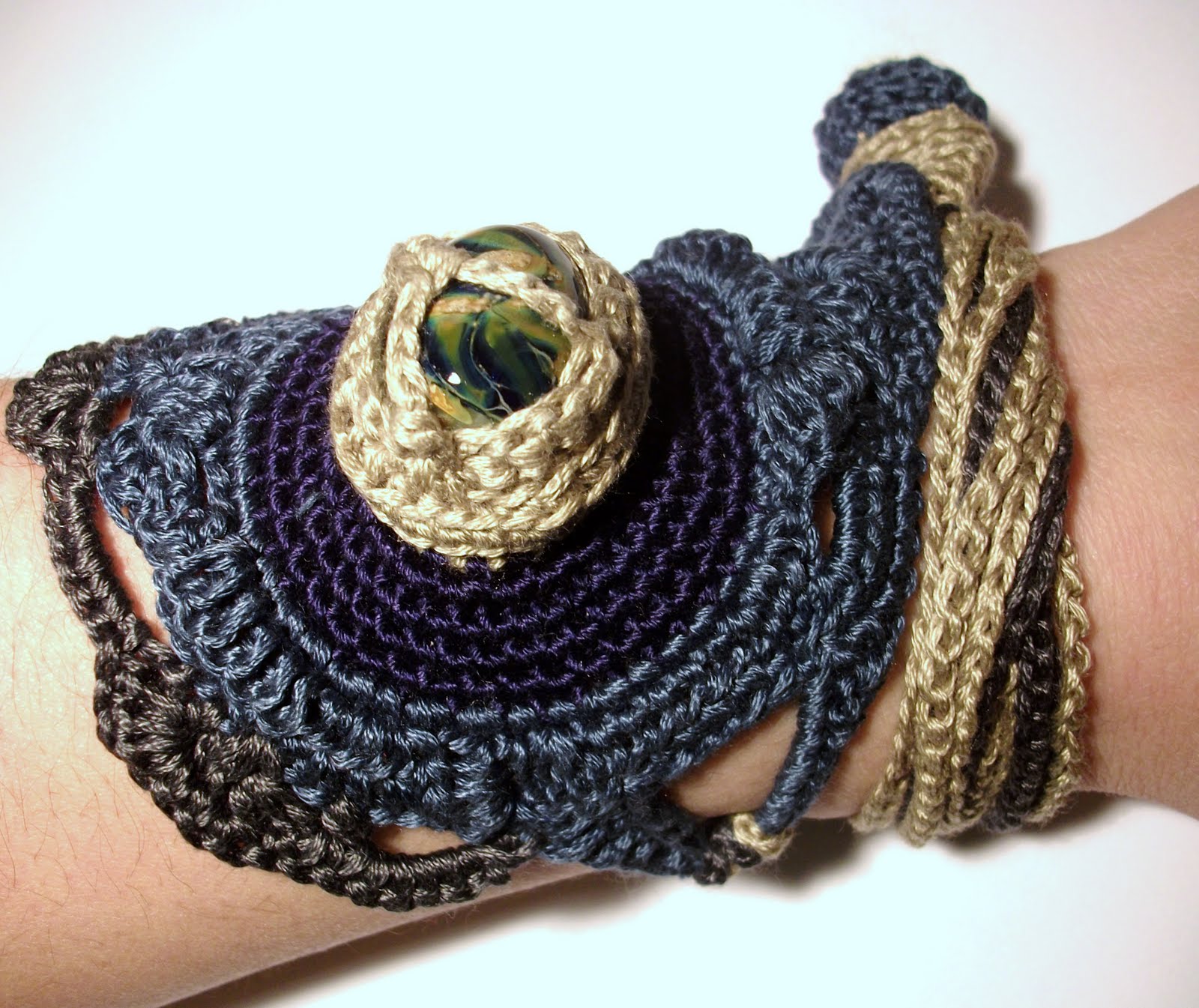 [Freeform+crochet+necklace+with+lampwork+bead+037.JPG]