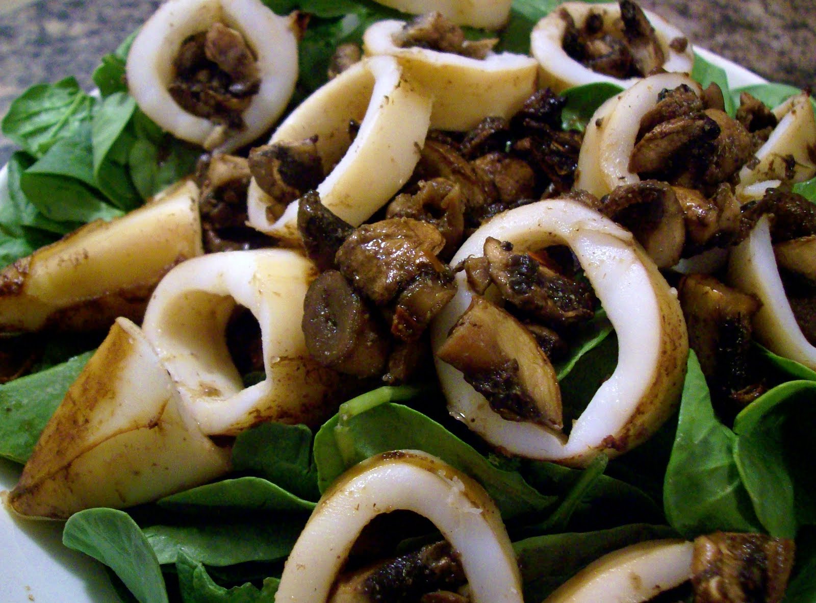 кальмары жареные с грибами рецепты. кальмары жареные с грибами рецепты. салат с кальмарами и шампиньонами самый вкусный. салат с кальмарами и грибами. кальмары с грибами и овощами.