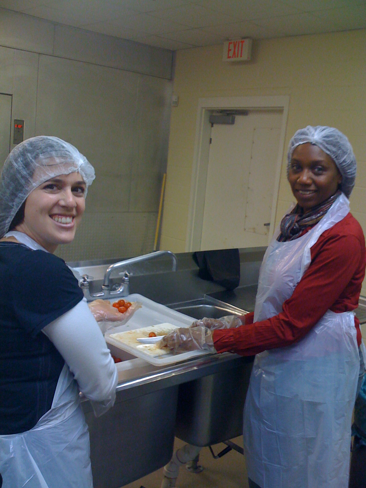 [Volunteering_tomato+girls.jpg]