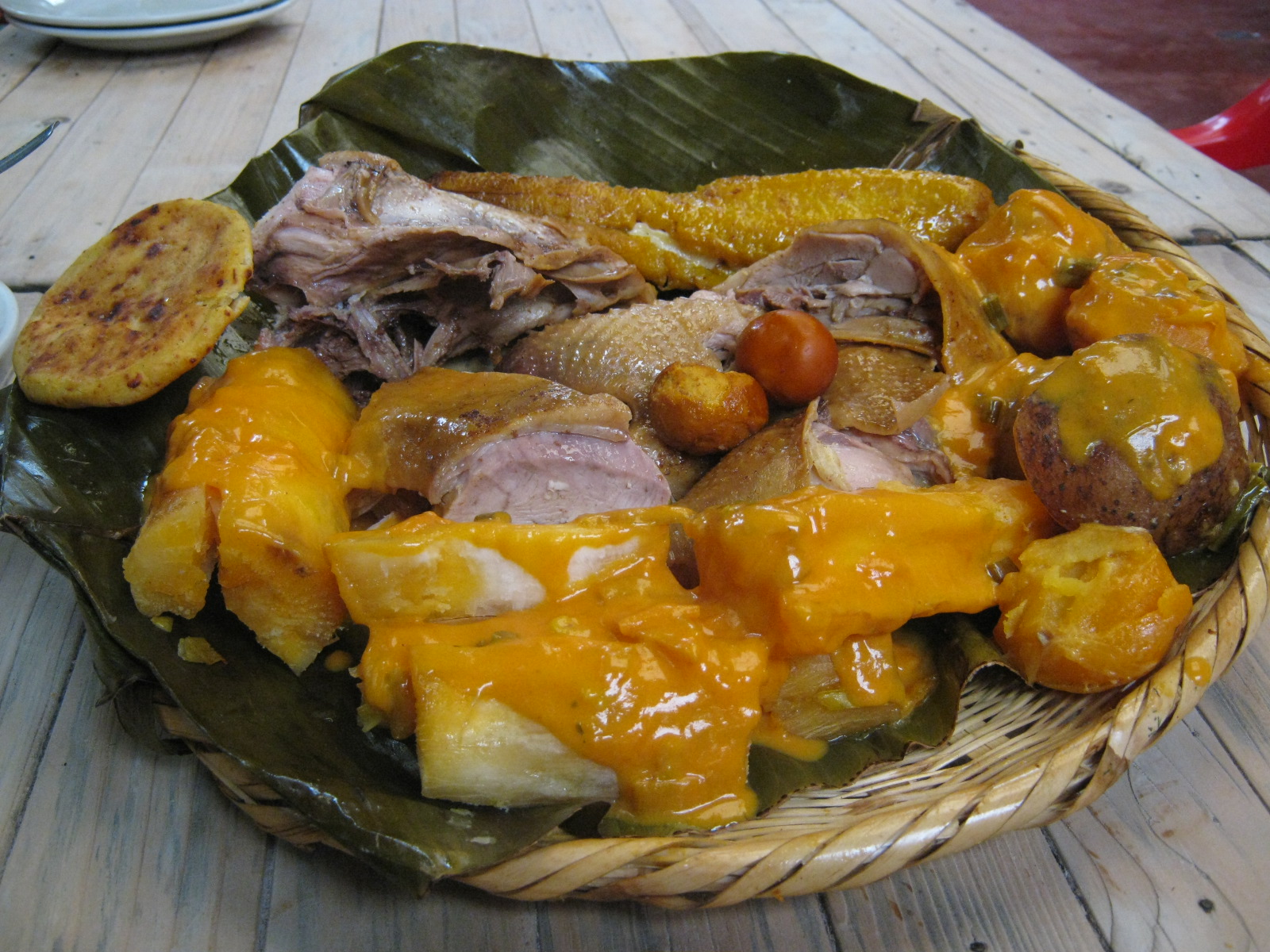 DOS NO PELEAN, SI UNO NO QUIERE: Gallina que vuela, a la cazuela