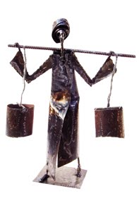 un hombre cargando agua