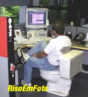 Técnico de computador ou informática sentado em vaso sanitário.