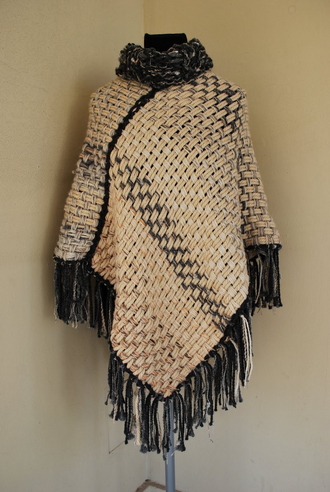 Poncho telar lana hilada a mano/hand weaved Argentine Poncho