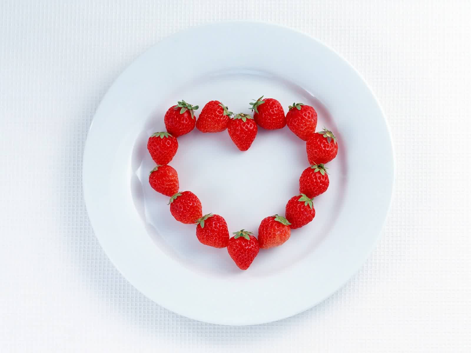 [Heart+Shaped+Made+Of+Strawberries+(www.cute-pictures.blogspot.com).jpg]