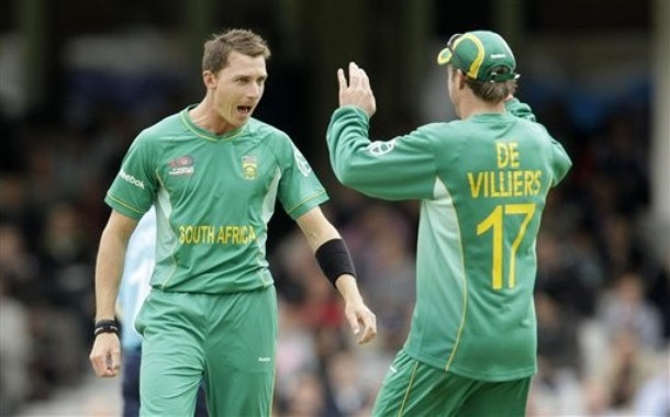 [South+Africa's+Dale+Steyn,+left,+celebrates+clean+bowling+Scotland's+Colin+Smith.jpg]