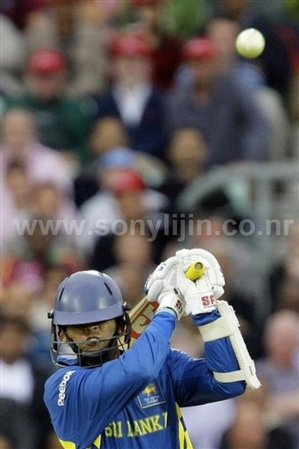 [As+his+helmet+slips+down+and+covers+his+eyes+Sri+Lanka's+Tillakaratne+Dilshan+hits+a+shot.jpg]