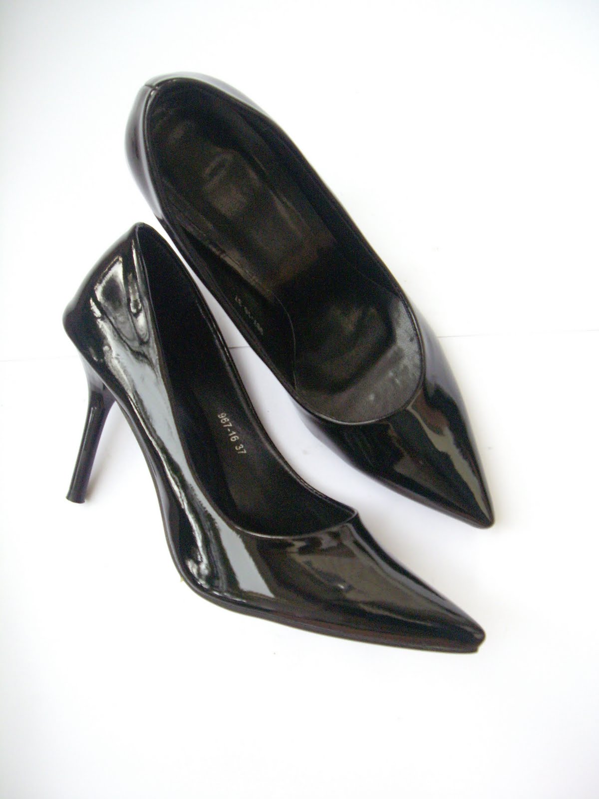 thekookything: GLOSSY POINTED PUMPS (black)