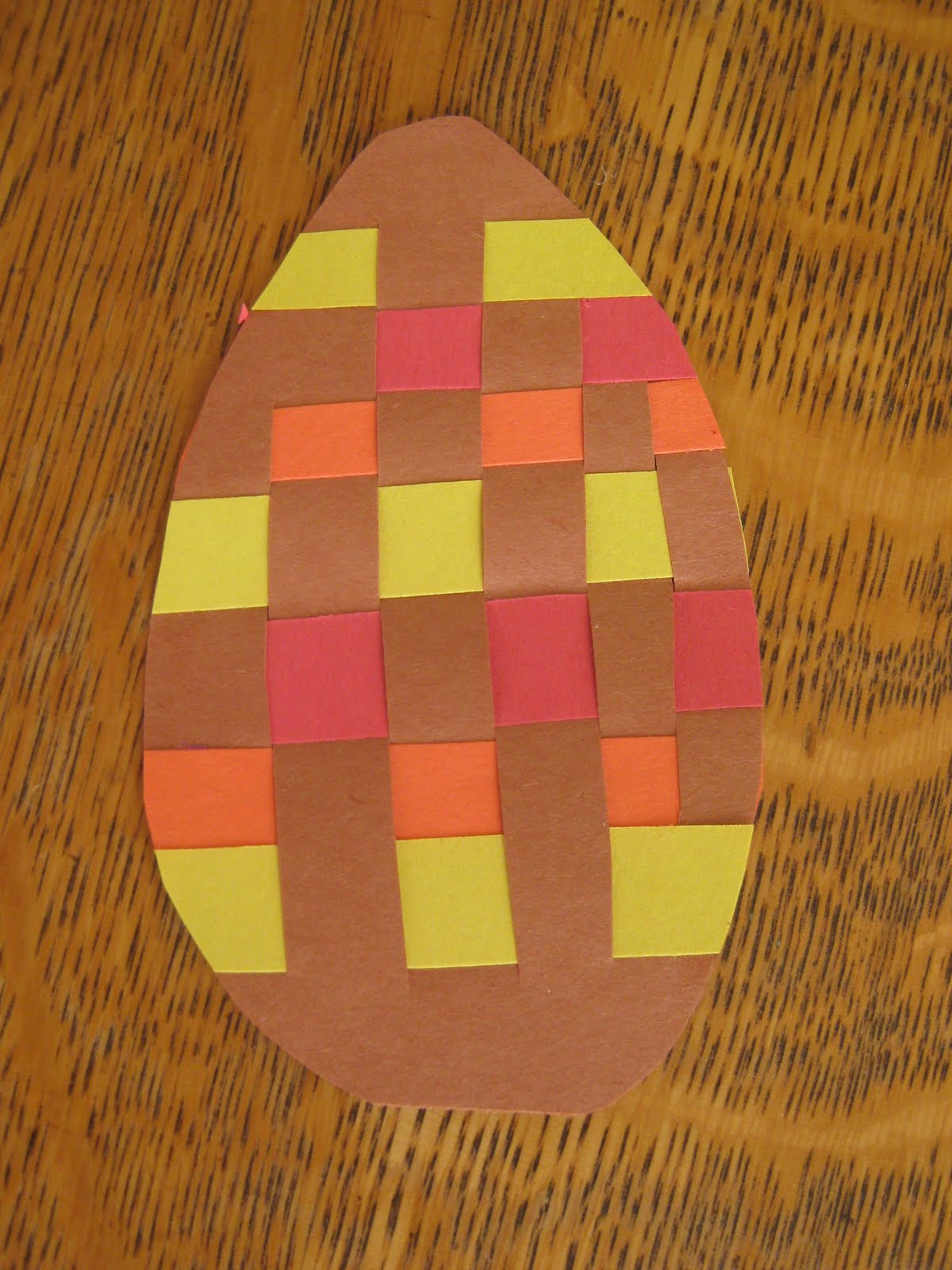 Плетеная открытка 4. Поделки из полосок. Плетение из бумажных полосок. Аппликация из полосок. Яйцо из цветной бумаги.