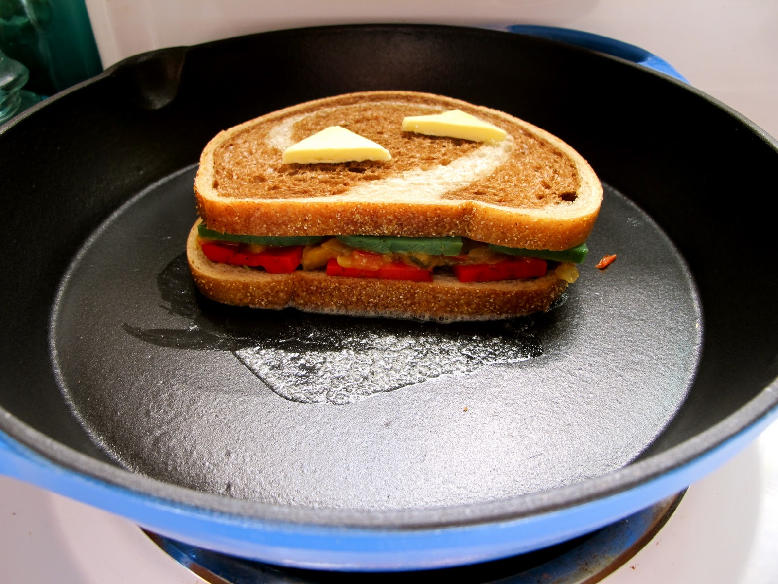 бутерброды на сковороде. горячие бутерброды. тост с ветчиной и сыром. сэндвич с омлетом. хрустящий сэндвич.