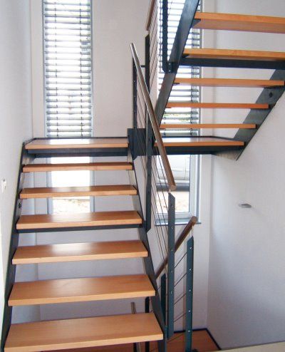 Stahlwangentreppe Detail Anschluss - minimalistisches Interieur