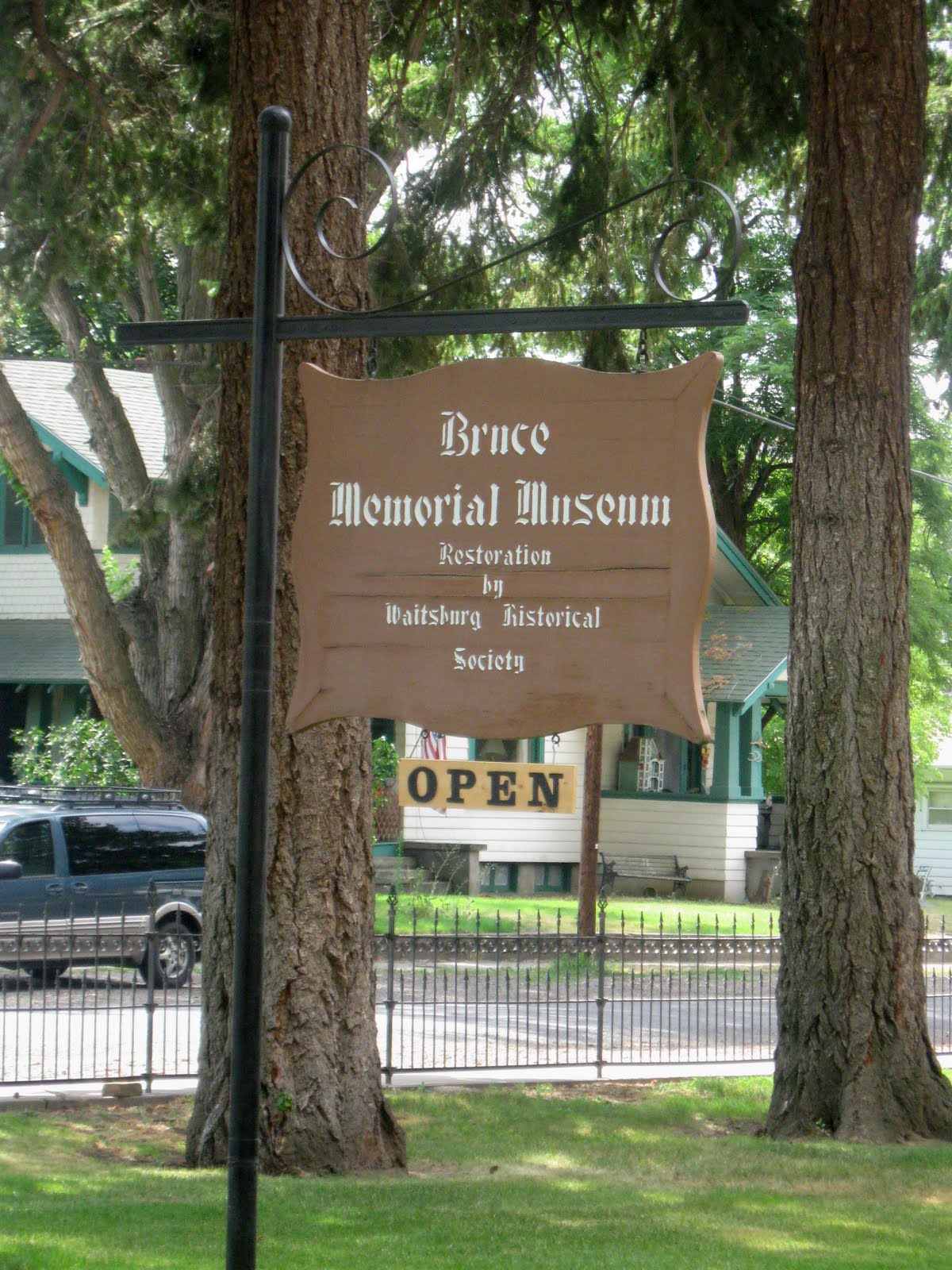 ROYAL TOUCH Bruce Mansion in Waitsburg, WA. 1883