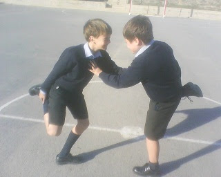 Con la Educaci\u00f3n F\u00edsica si se juega...: Lucha a la pata coja