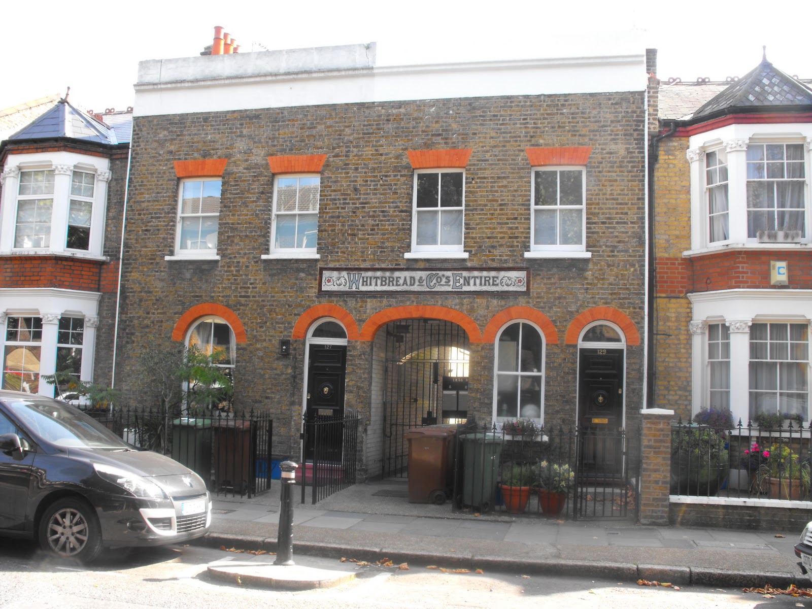 A room of one zone Partially Entire.