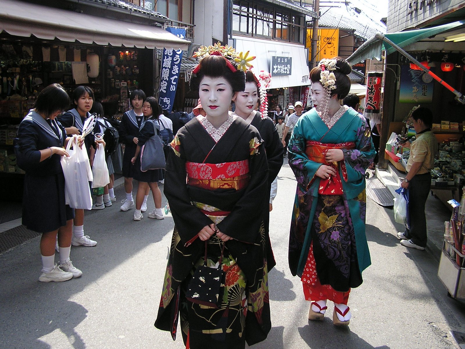 [Kyomizudera+geisha+(1).JPG]