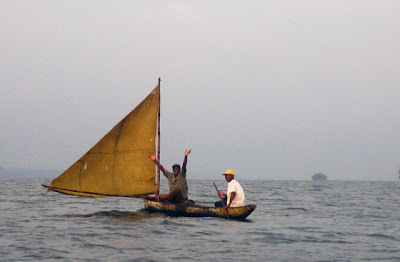 Pescadores en el Estuario del Río Muni, Kogo, Guinea Ecuatorial, en un cayuco con vela
