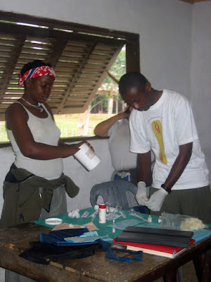 Vacunación en el poblado de Mayang, Guinea Ecuatorial