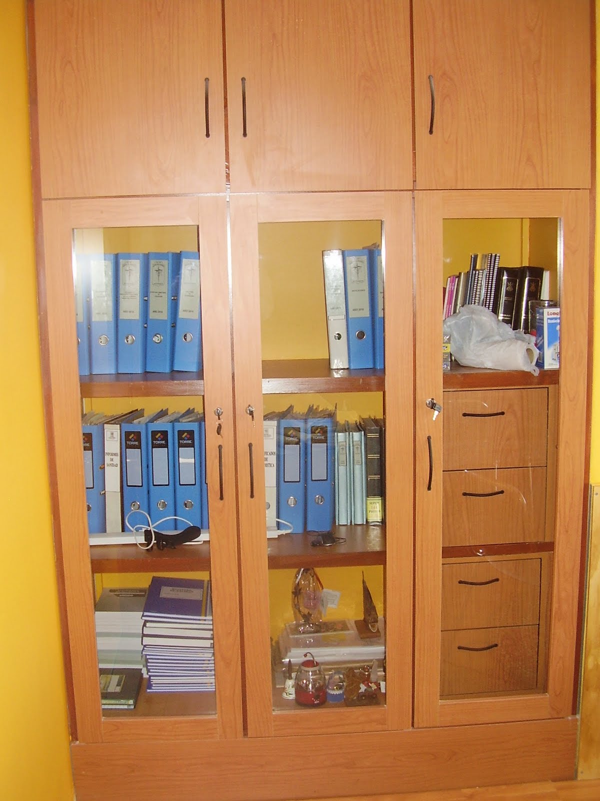 Muebles Cáceres: Estantes, Librería, Gabinetes y Archivo.