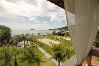 Vista desde el balcón de la Pousada Villas de Sol y Mar en donde se siente la brisa del mar y el ruido que a su paso produce en las palmeras