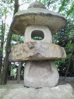 埼玉県越谷市の久伊豆神社にあるでっかい石灯籠の巻。