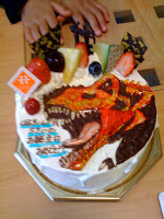 甥御のお誕生日ケーキは恐竜キング。