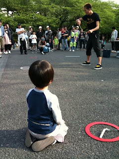 上野公園で大道芸を見る息子