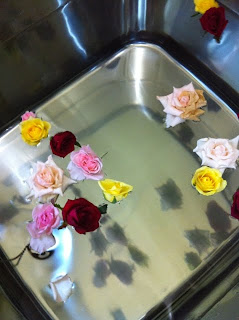 嫁の誕生日にお風呂にバラの花を浮かべる