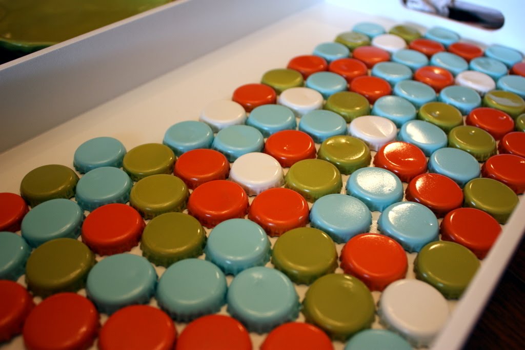 Стол из пивных крышек. Крышка для банки из под детского питания. Крышки от металлических банок. Столешница из крышек. Сумки из пластиковых крышечек.