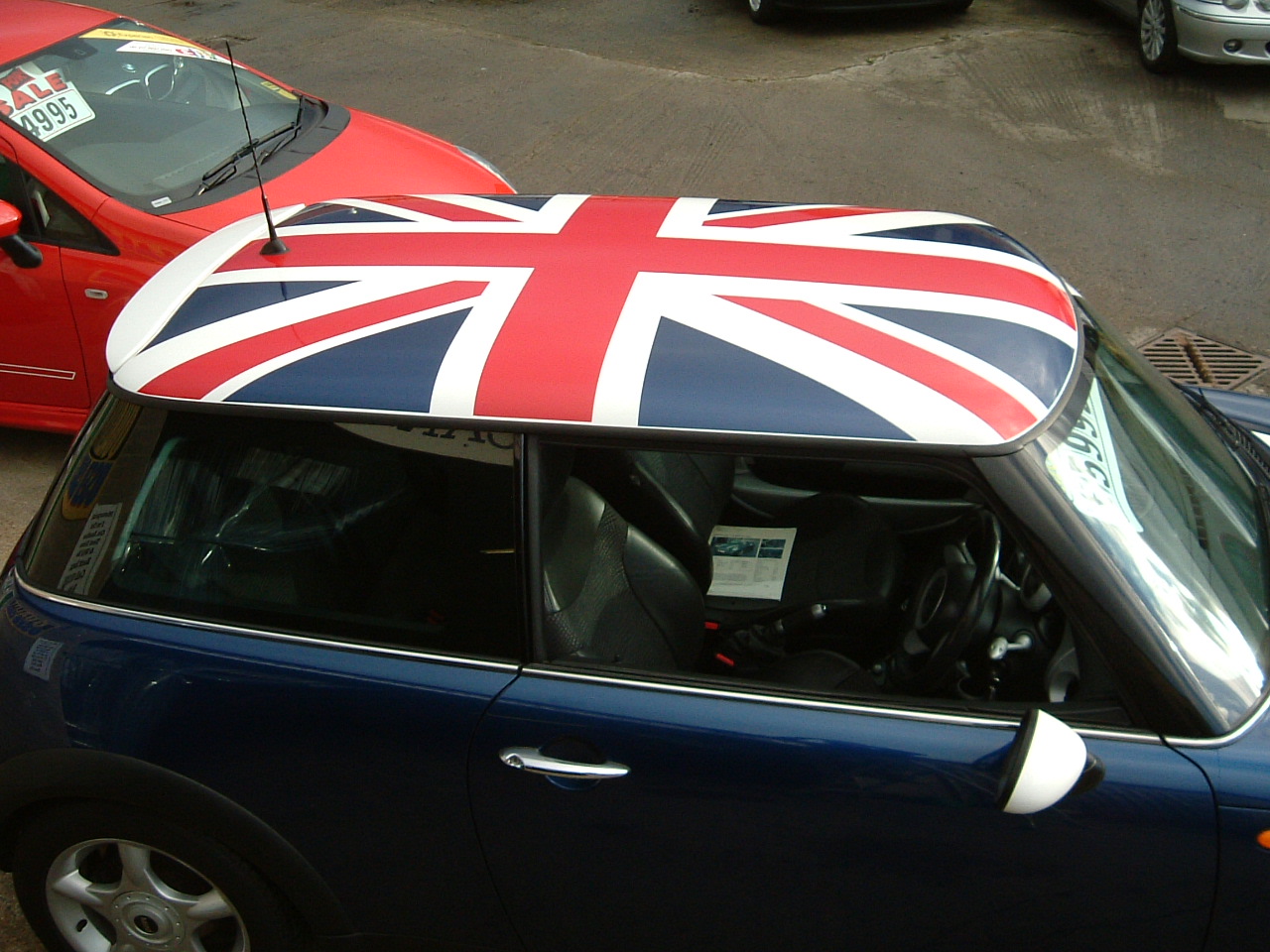 Наклейка на крышу. Мини Купер с флагом на крыше. Мини Купер с британским флагом. Mini Cooper Union Jack. Mini Cooper флаг на крыше.