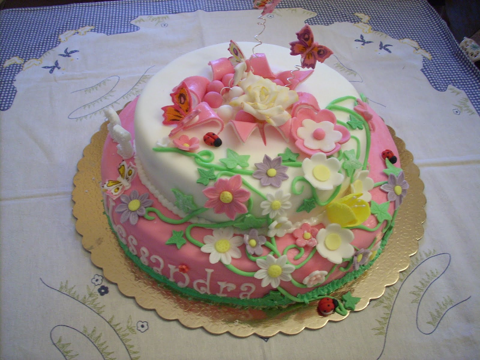 Torta Fiori E Farfalle Con Panna