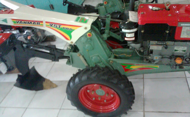 Traktor bajak sawah