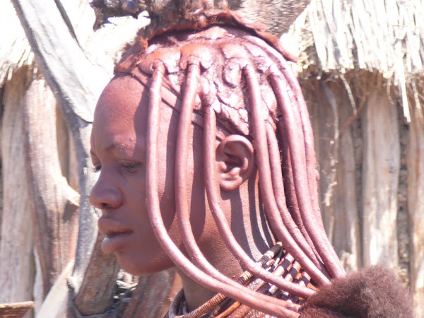 Traditionelle Haarpracht einer Himbafrau