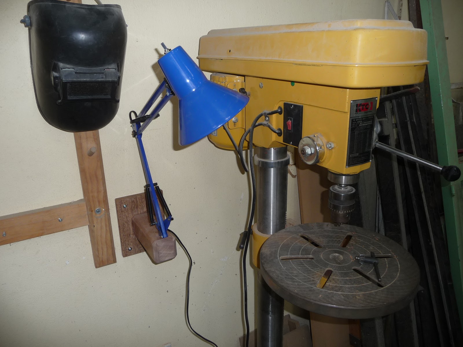 Granja Peniel Mounting the drill press work light