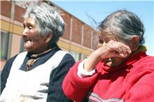 En El Alto familiares abandonan a adultos mayores en las calles